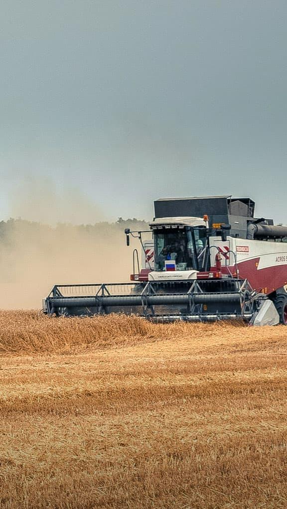 During the harvesting stage, the FJD AT1 Autosteering Kit can reduce losses and improve the quality and yield of agricultural products.